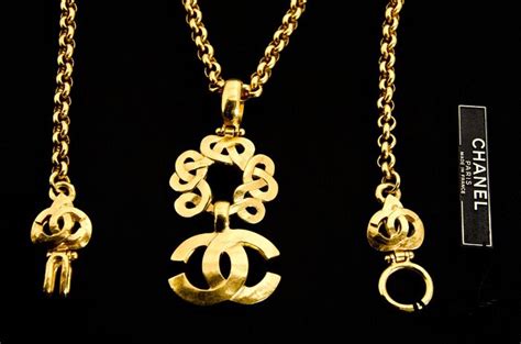 chanel ketting met logo|CHANEL Pre.